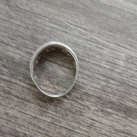 Silver Floral Pattern Ring - Picture 3 of 4